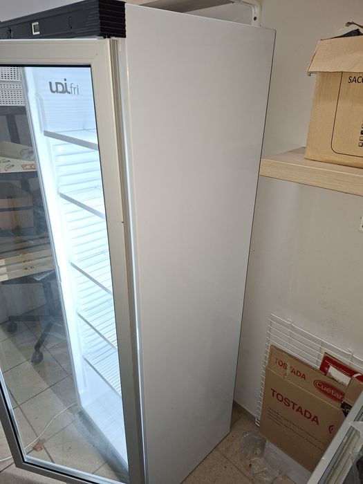 OPORTUNIDADE ÚNICA! Frigorífico Vertical de Exposição Premium