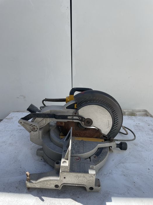 Máquina DEWALT® de cortar ferro