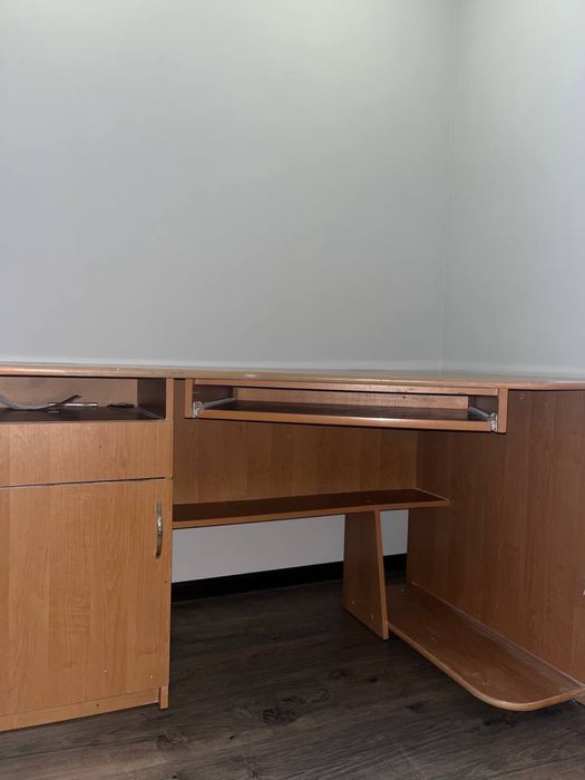 робочий стіл коричневого кольору не новий!!!