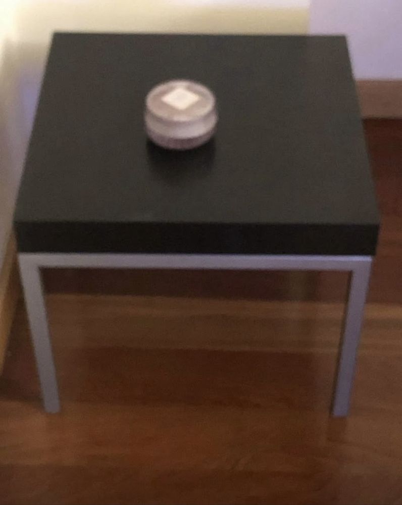 Mesa auxiliar em wengué.