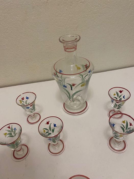 Copos de licor e garrafa pintados a mão vintage retro antigos