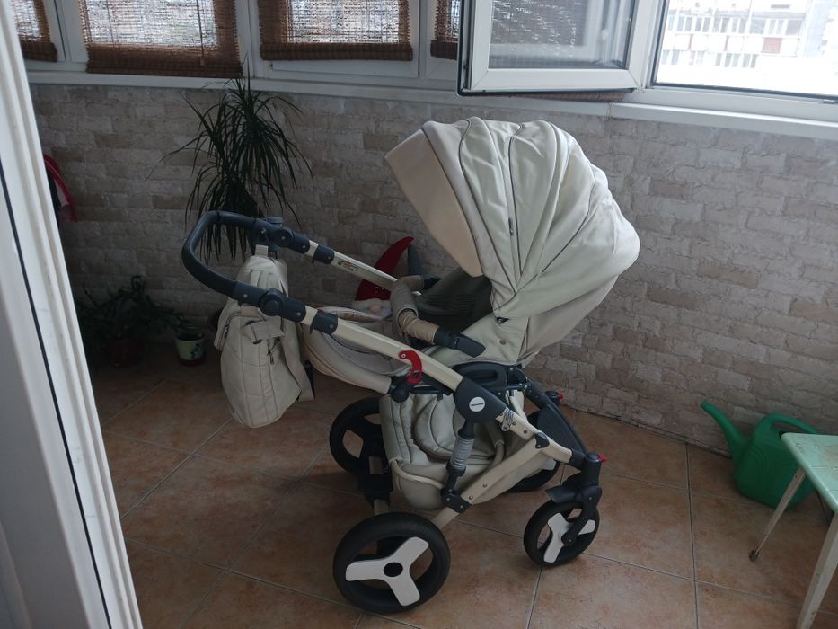 Продам срочно коляску состояние нормальное фирмы MAXONE