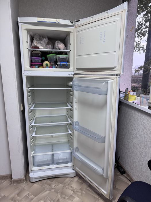 Продам холодильник indesit