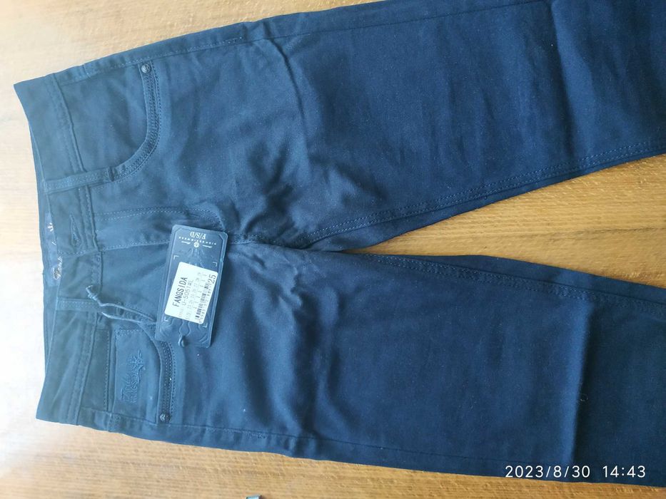 Продам джинсы новые на мальчика