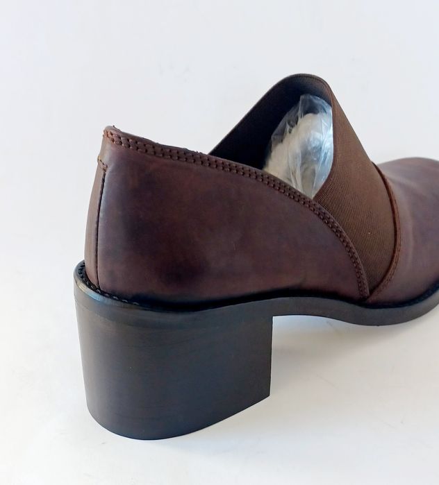 Sapatos amotinados em pele