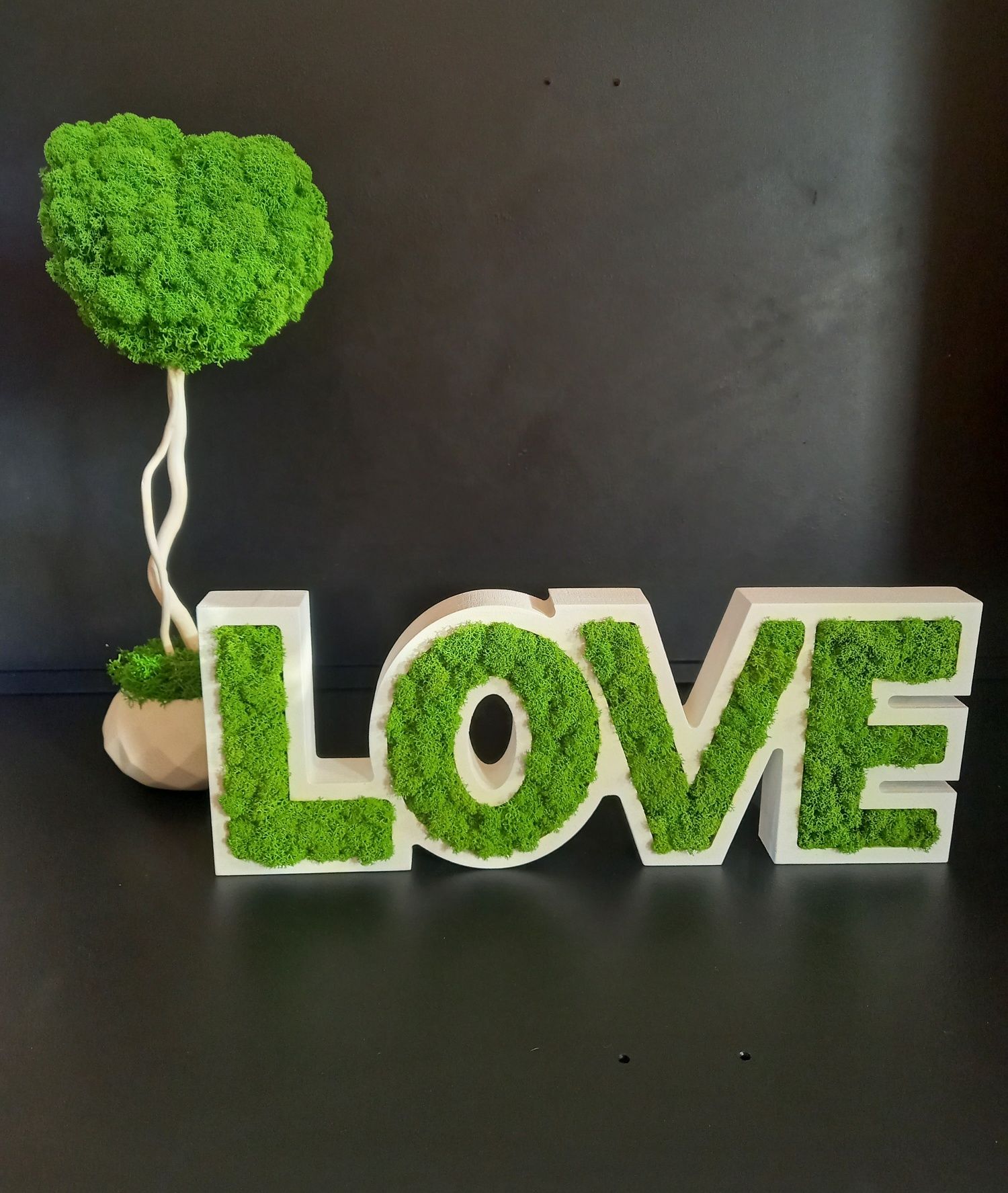 Prezent.  Drzewniane Litery LOVE. Mech  Chrobotek