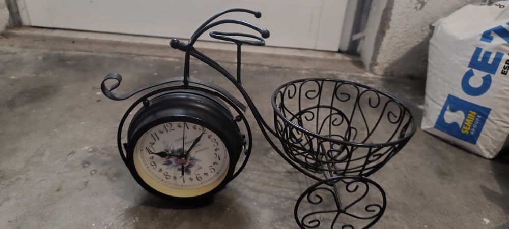 Triciclo decorativo com relógio