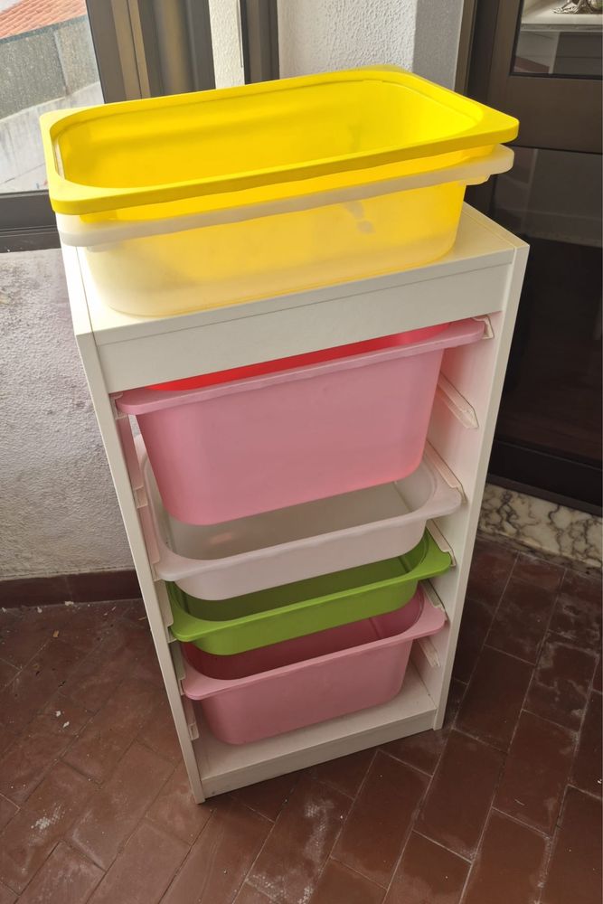 Movél branco com caixas para arrumação