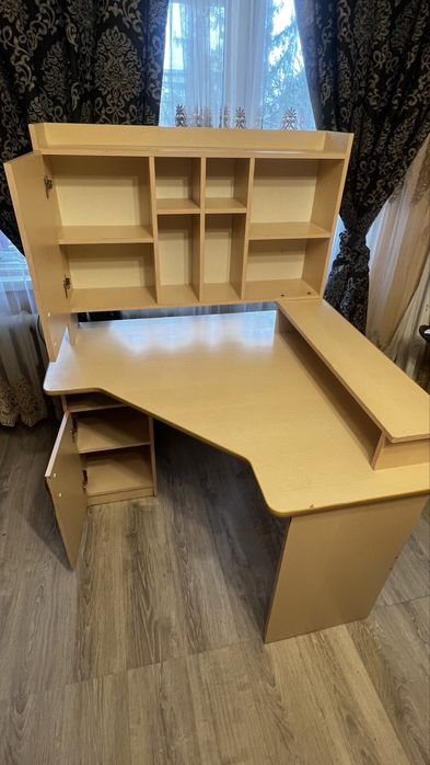 Угловой компьютерный стол