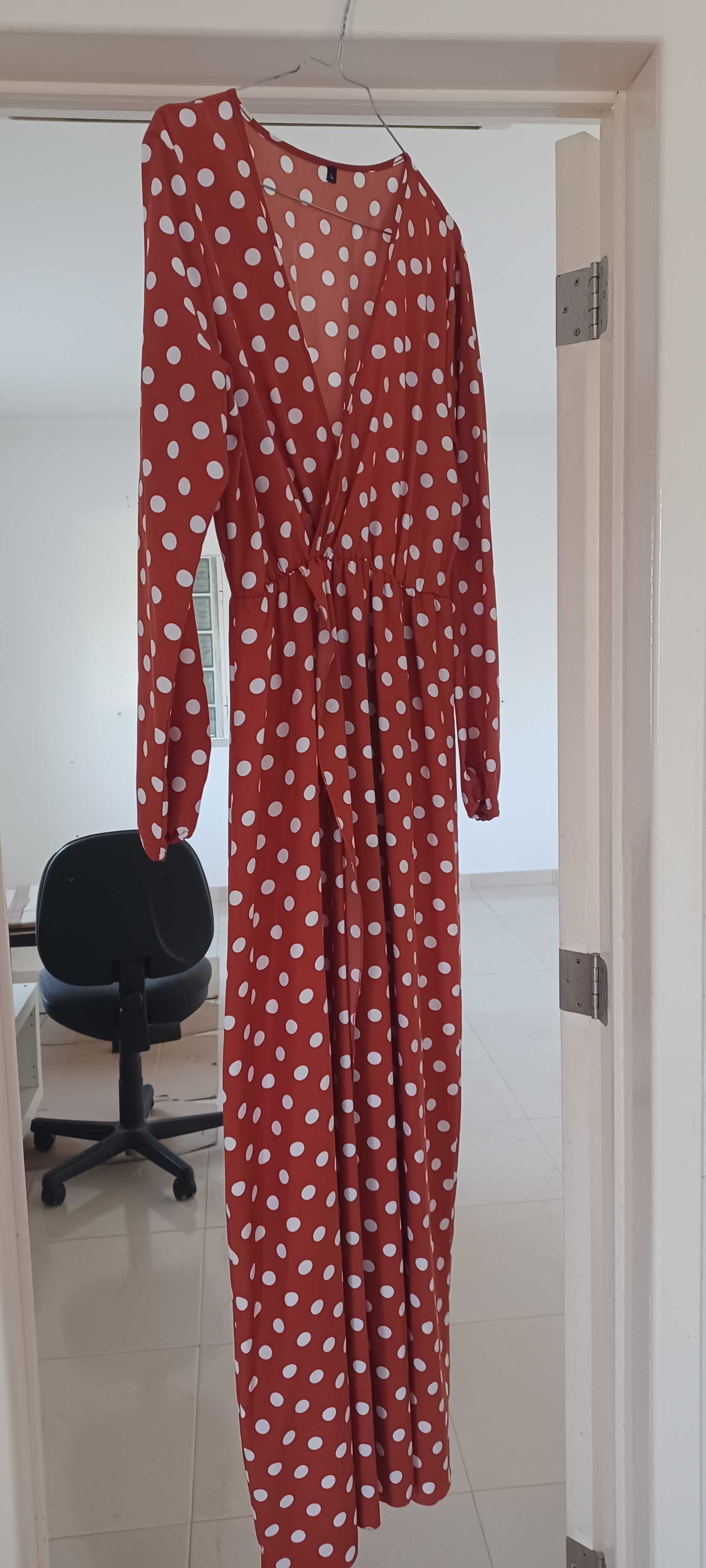 Vestido cintado com bolinhas, abertura à frente