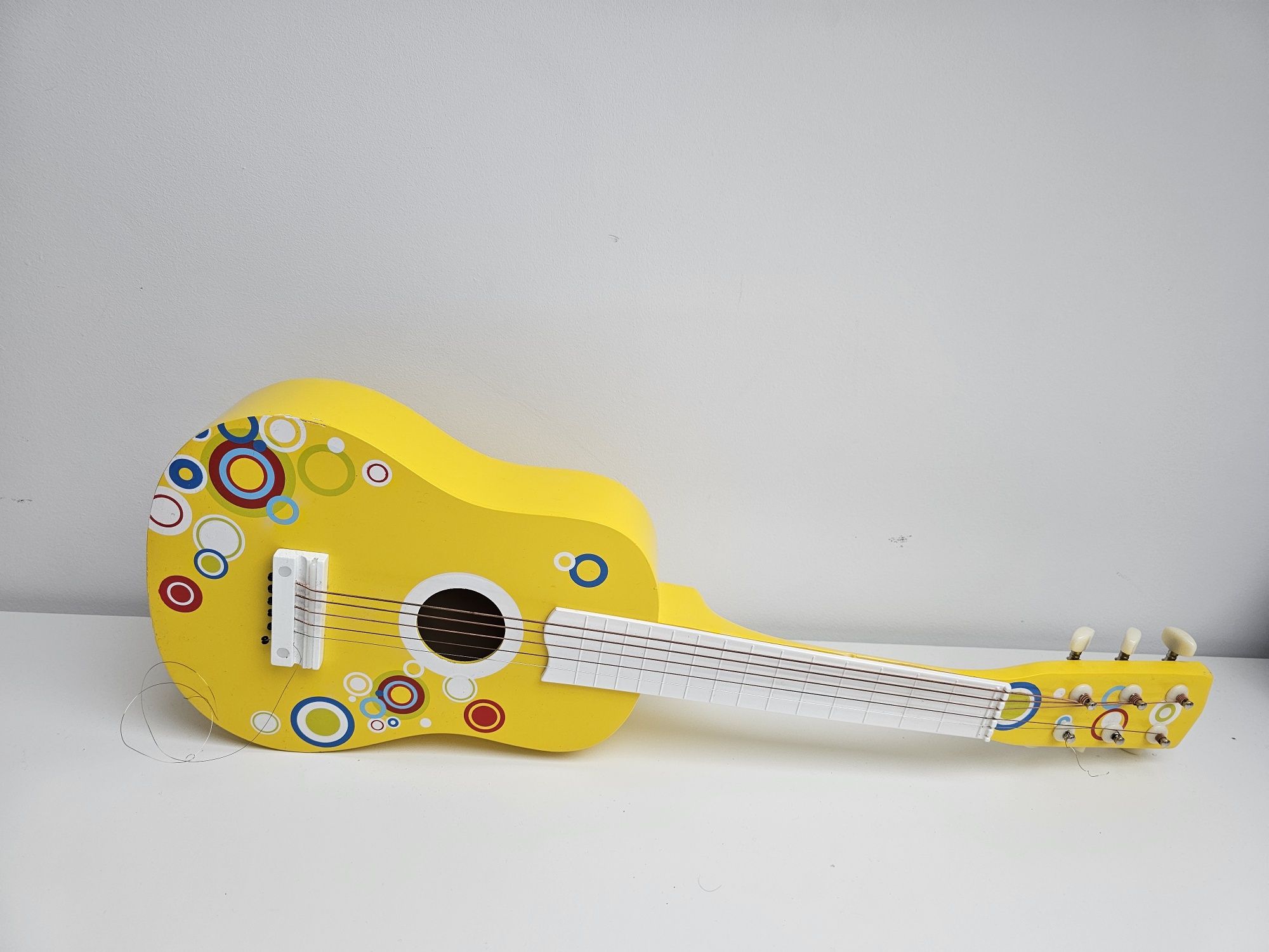 Drewniana gitara dla dzieci marki Lelin

Uwaga: 1 struna do wymiany i
