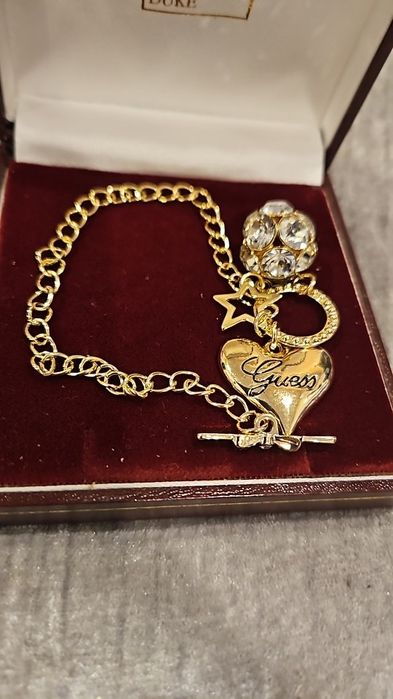 Luksusowa Bransoletka “Guess” – Elegancja i Blask w Jednym!