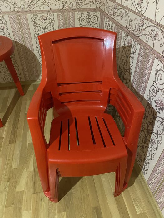 Продам пластиковый стол и стулья комплект