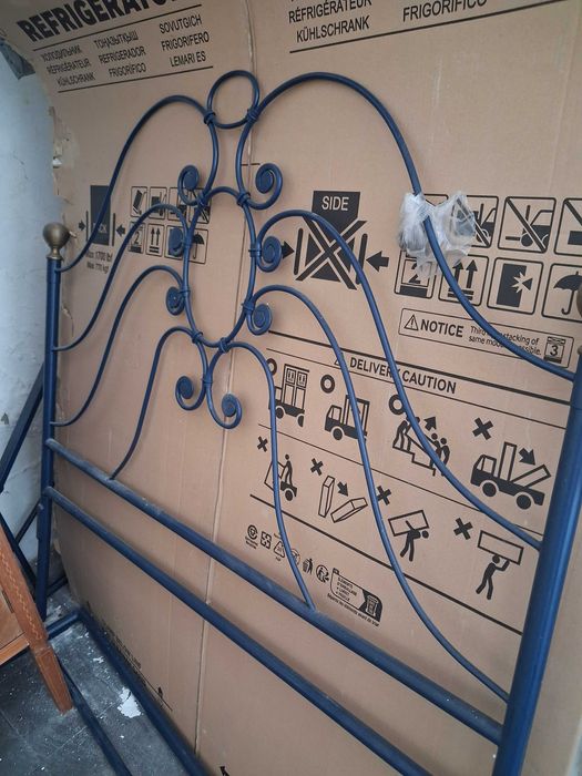 cama de ferro azul vintage