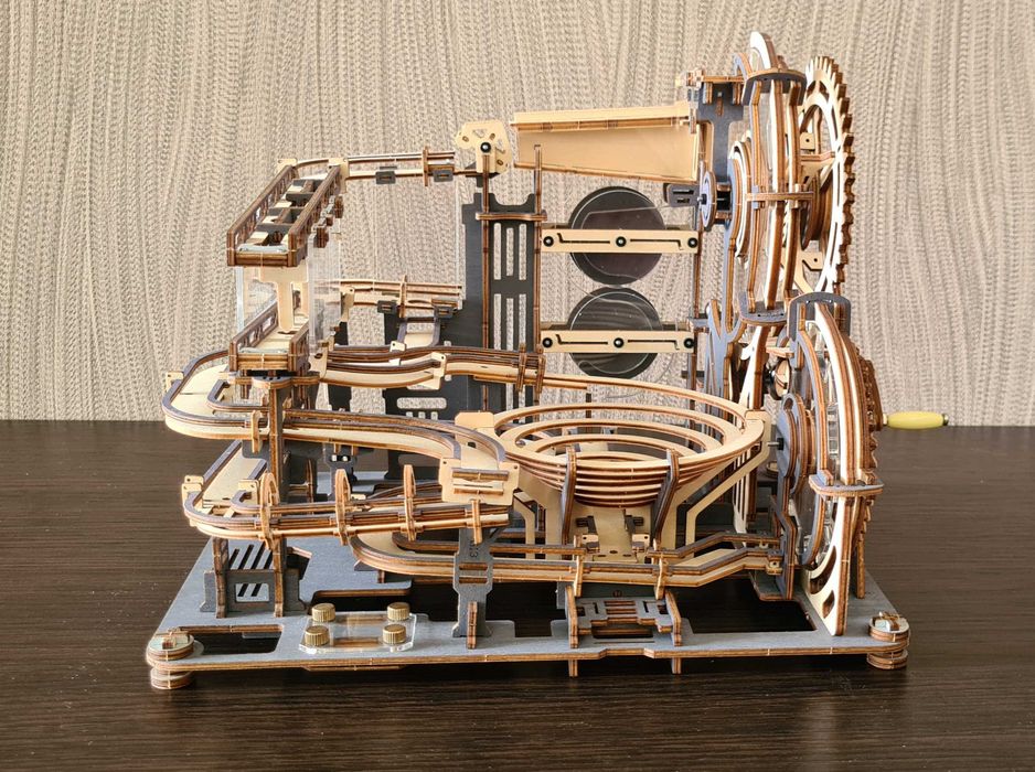 Дерев’яний 3D конструктор кулькова траса — зібрана механічна модель
