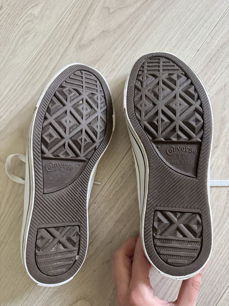 Białe buty converse