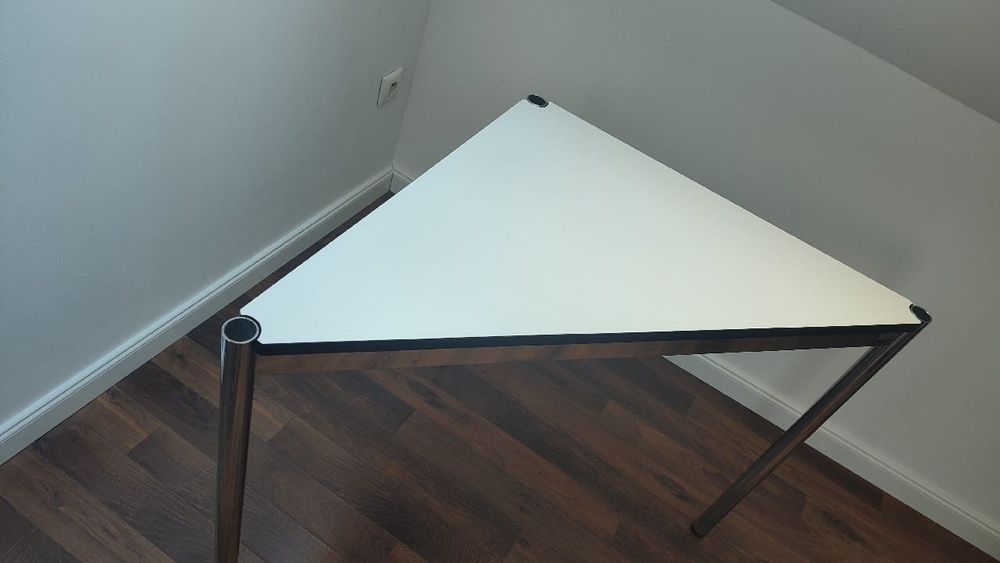 USM Haller, stół trójkątny, szwajcarska marka