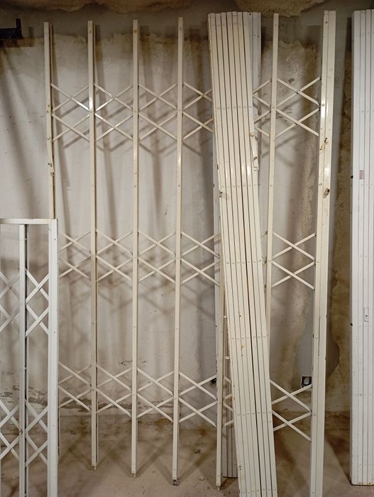 Grades de segurança, de cor branca, para proteção de portas e janelas