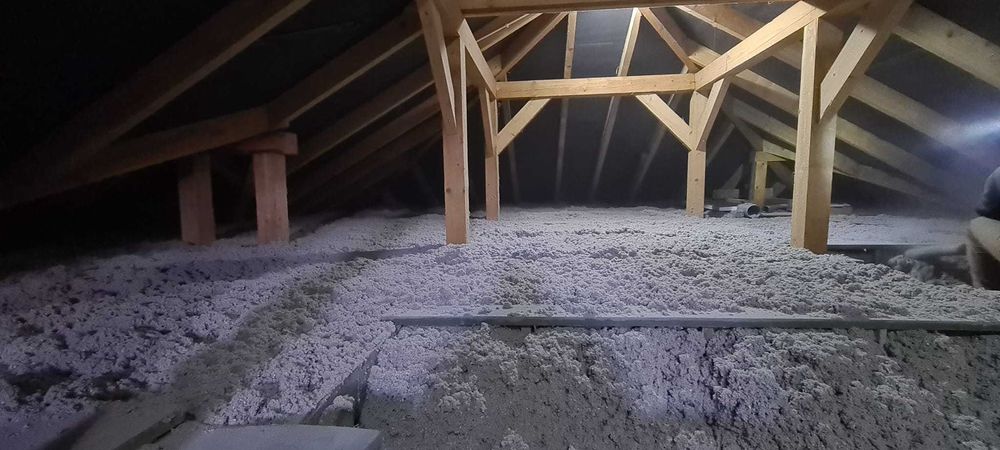 OCIEPLANIE PODDASZY CELULOZĄ Naprawa uzupełnianie izolacji dachu strop
