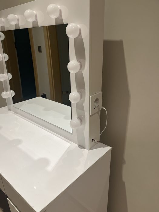 Toaletka kosmetyczna z szyfladami