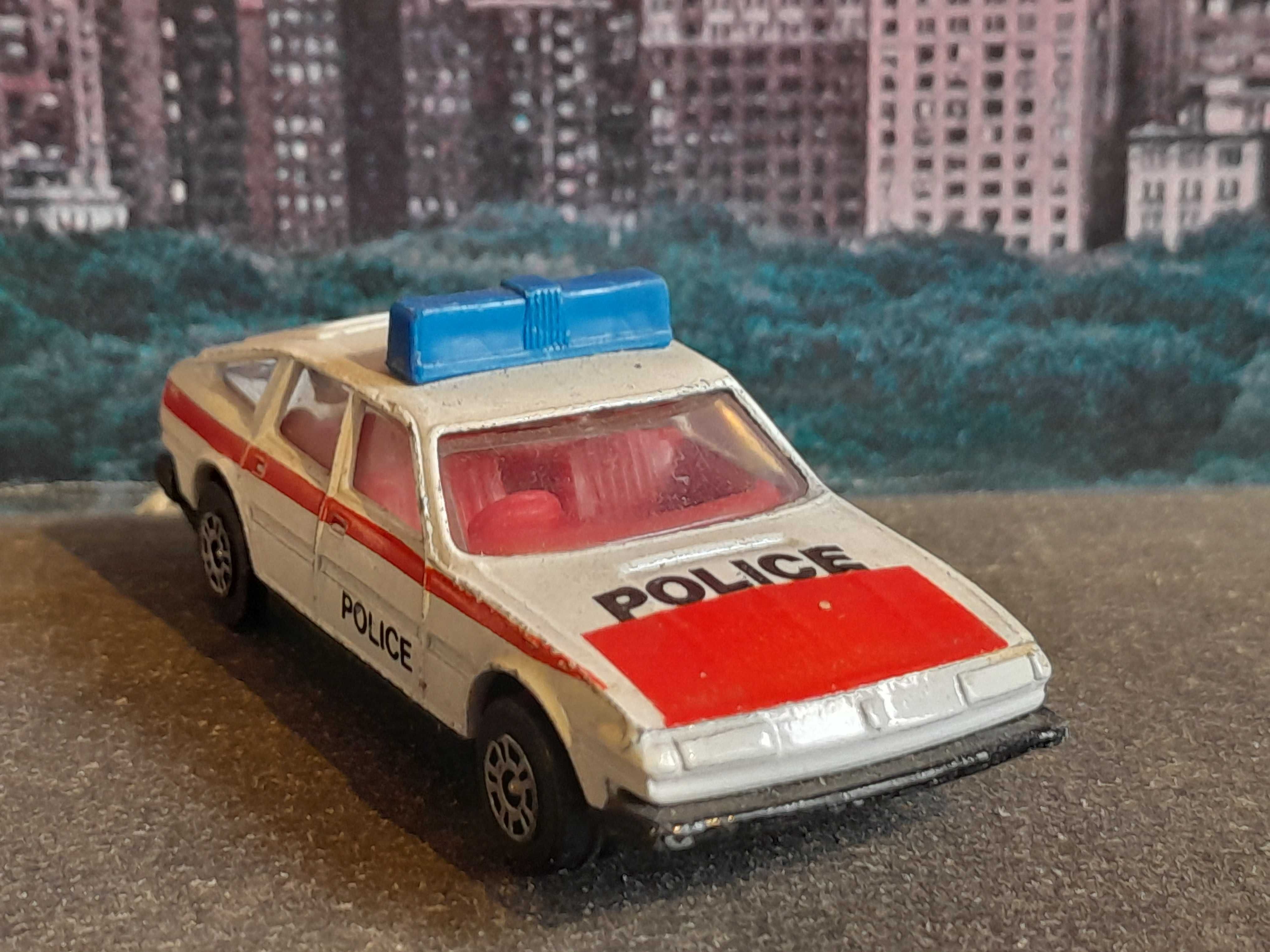 Stary resorak Corgi Police Rover 3500 kultowy radiowóz vintage