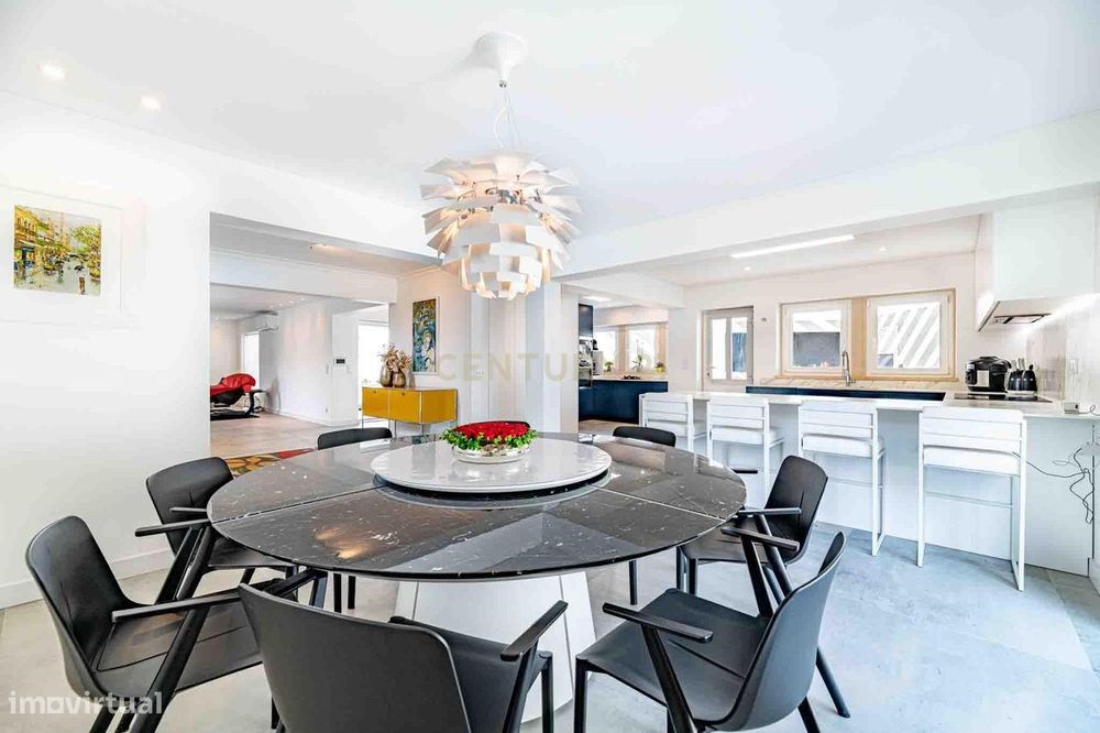 Sofisticada moradia T5+1, remodelada em 2022, com área de churrasqueir