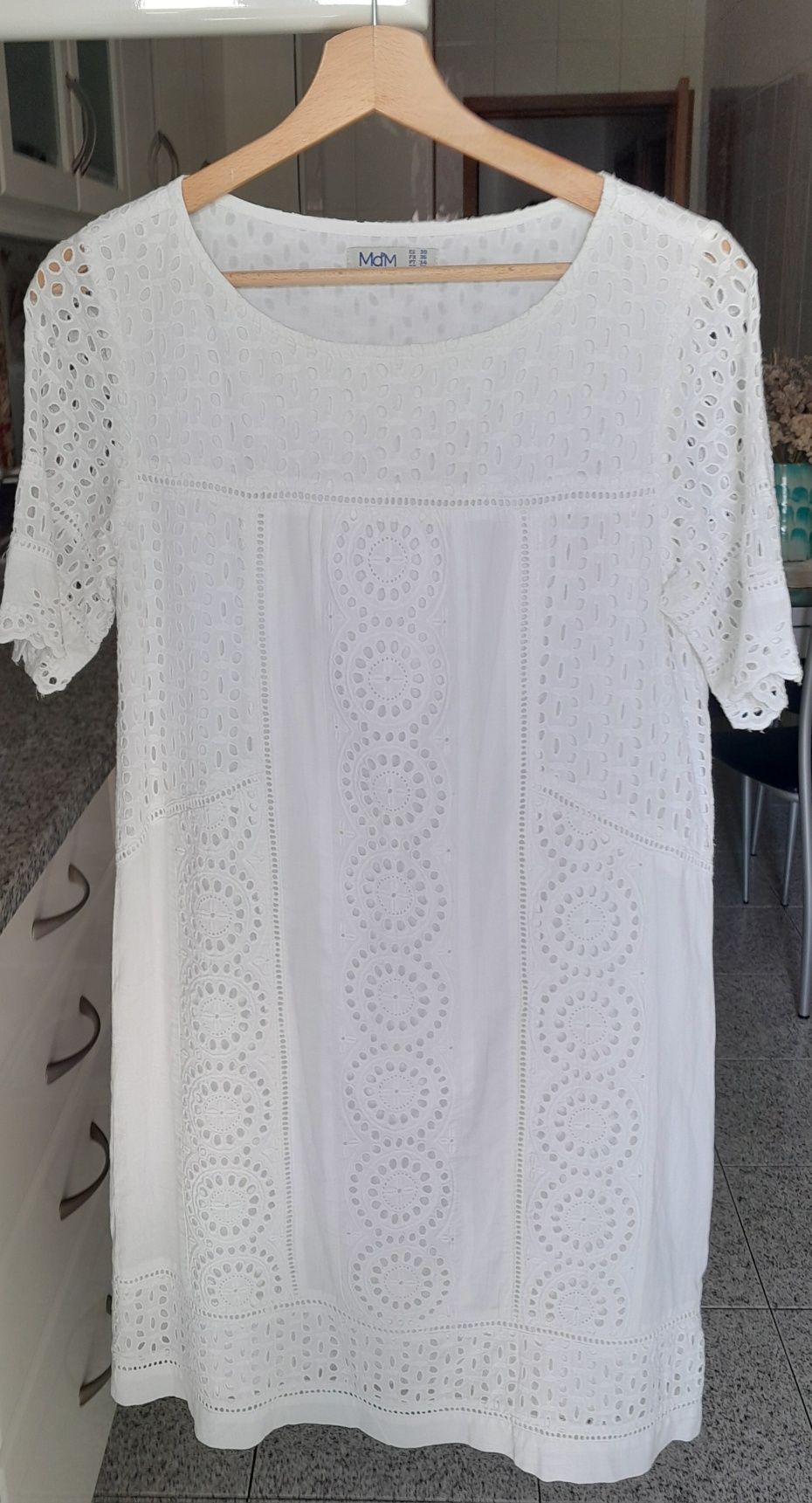 Vestido em bordado inglês, forrado