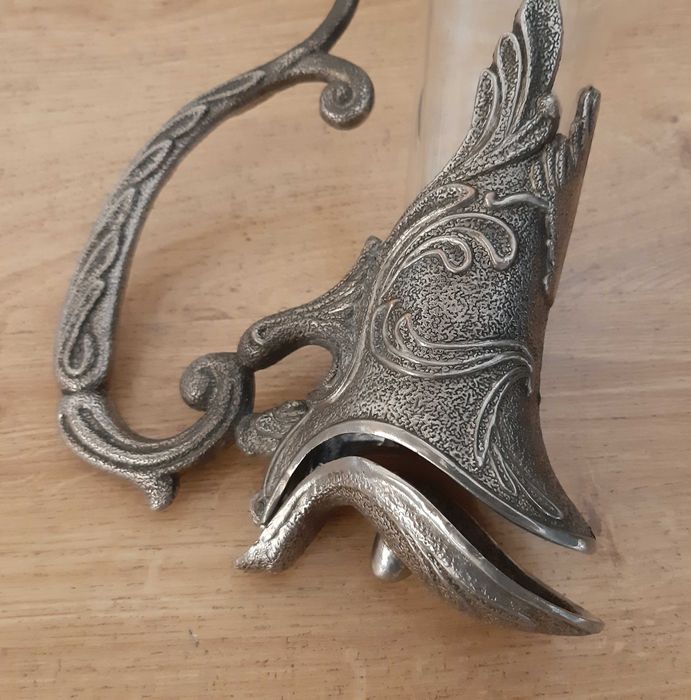 Karafka na wino w neoklasycystycznym stylu