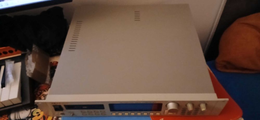 AKAI S3000XL 32MB RAM 8 canais out