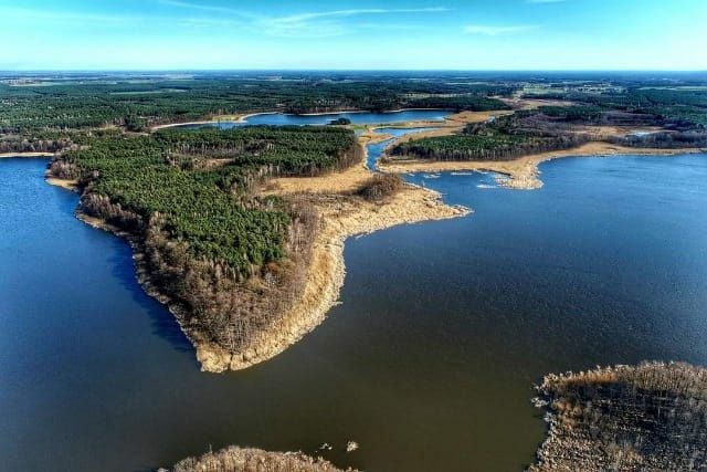 Działka nad jeziorem z linią brzegową