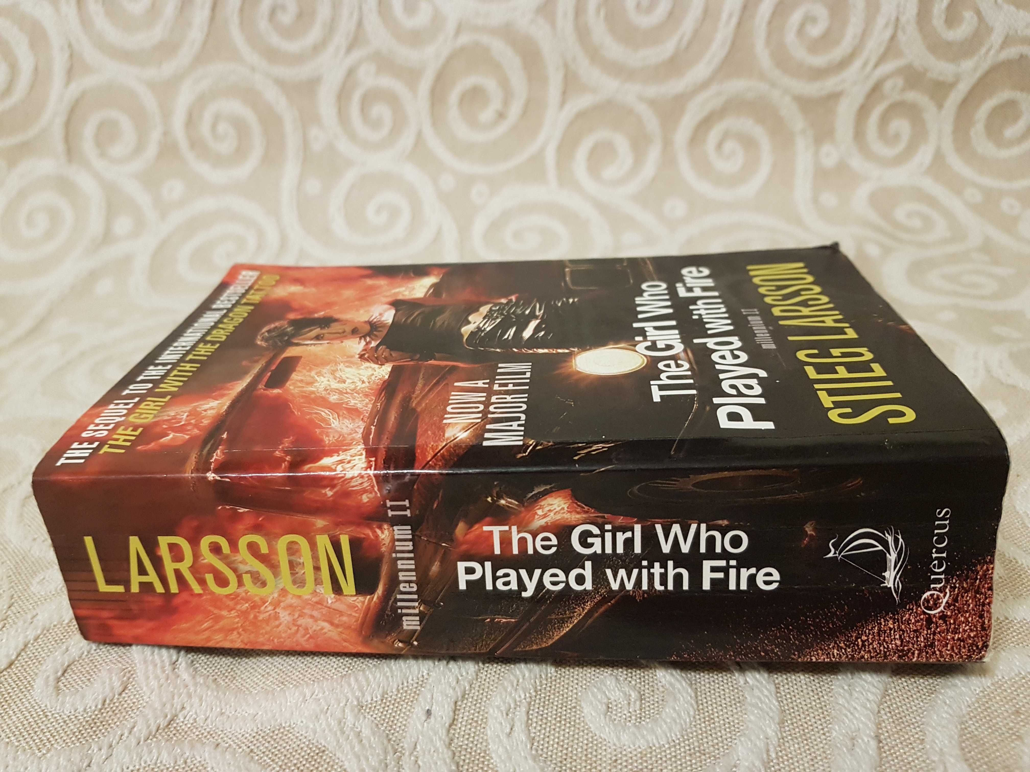 Książka po angielsku "The girl who played with fire" Stieg Larsson