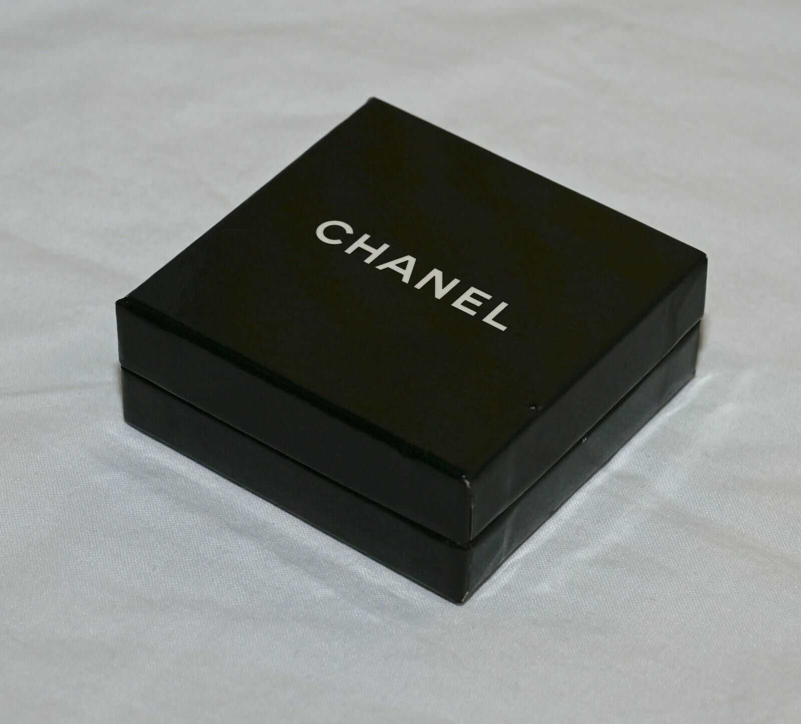 Porta-chaves dourado vintage CHANEL com caixa original