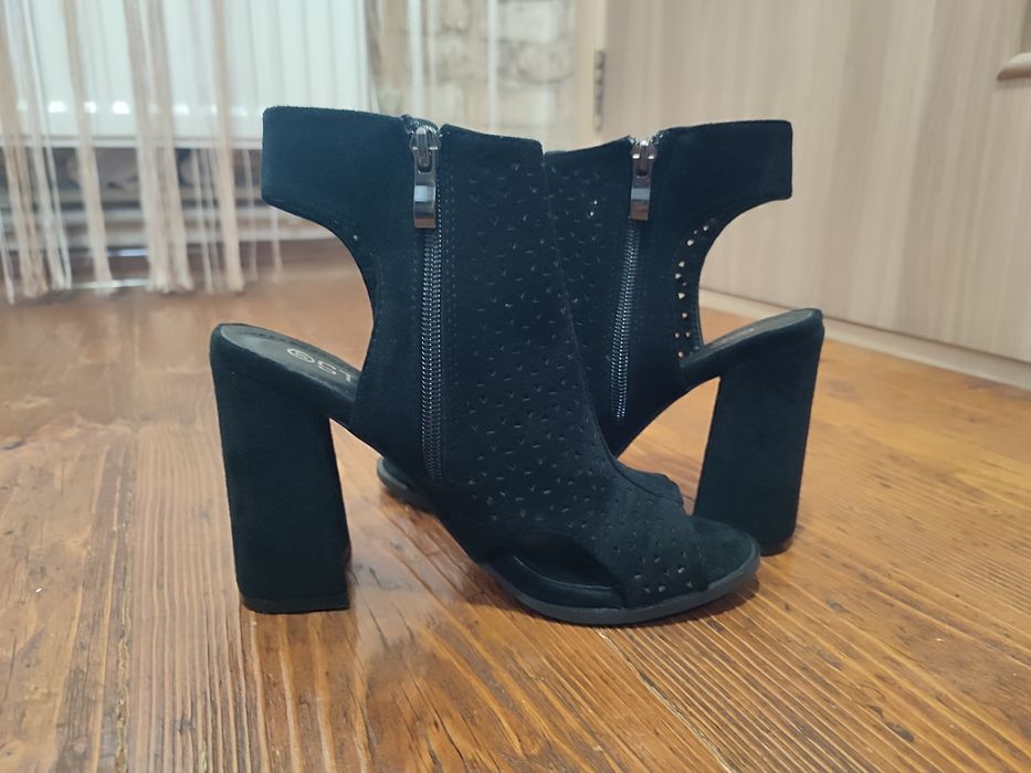 Босоніжки закриті перфорація