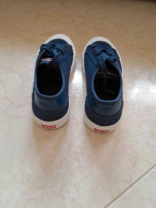 Tenis Levis novos 39