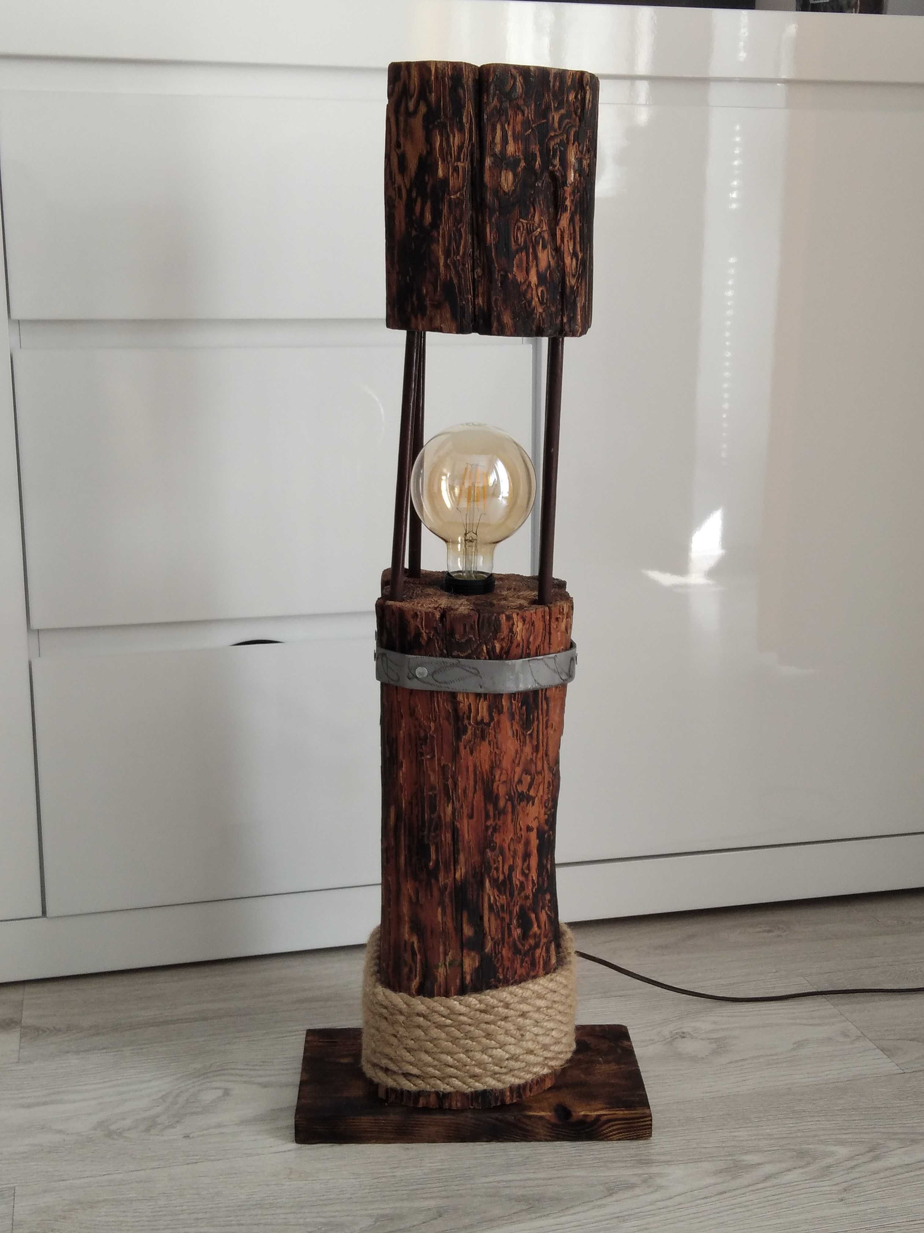 Lampa ze starego drewna