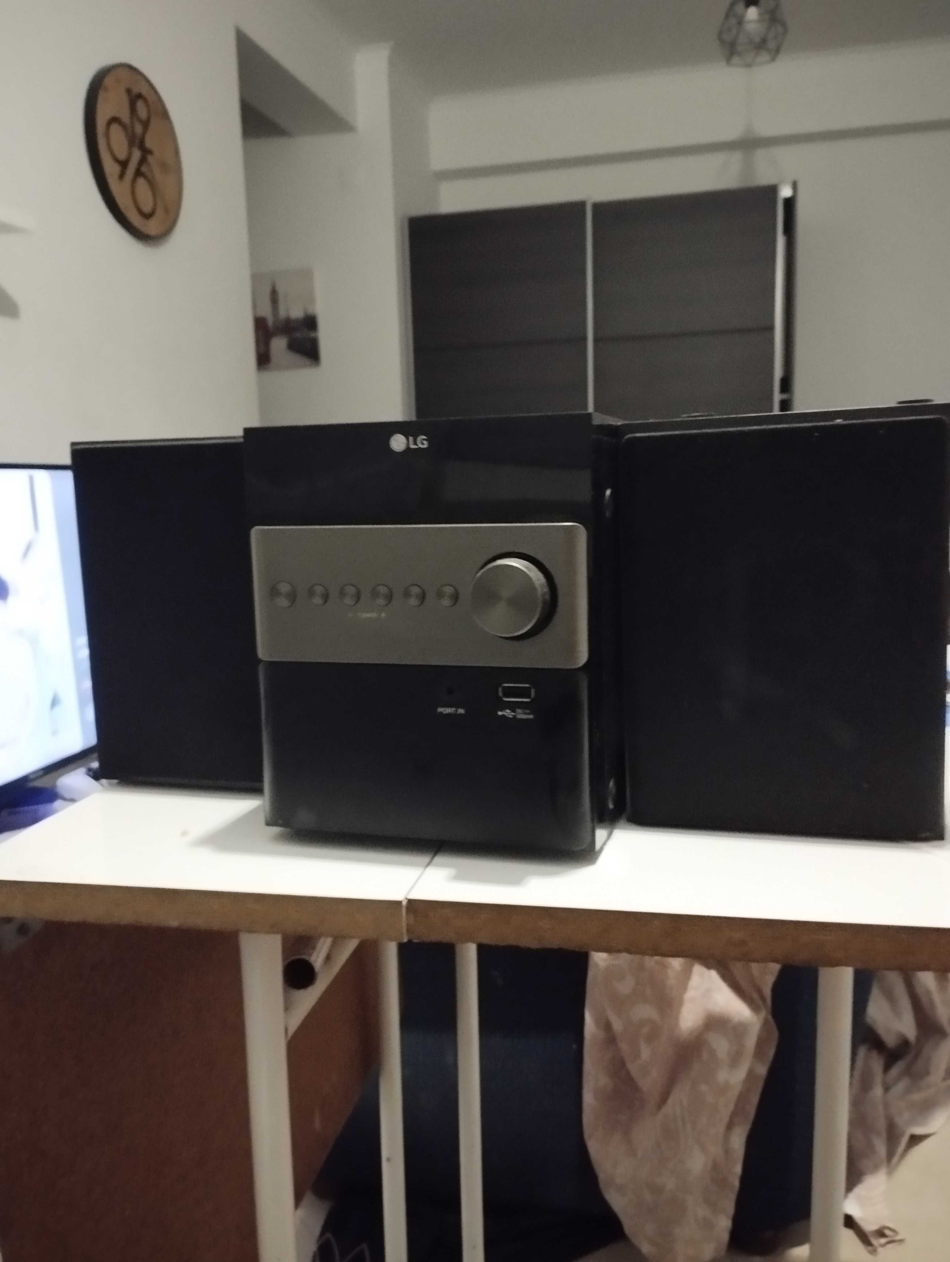 Radio LG com 2 colunas de som,e comando.