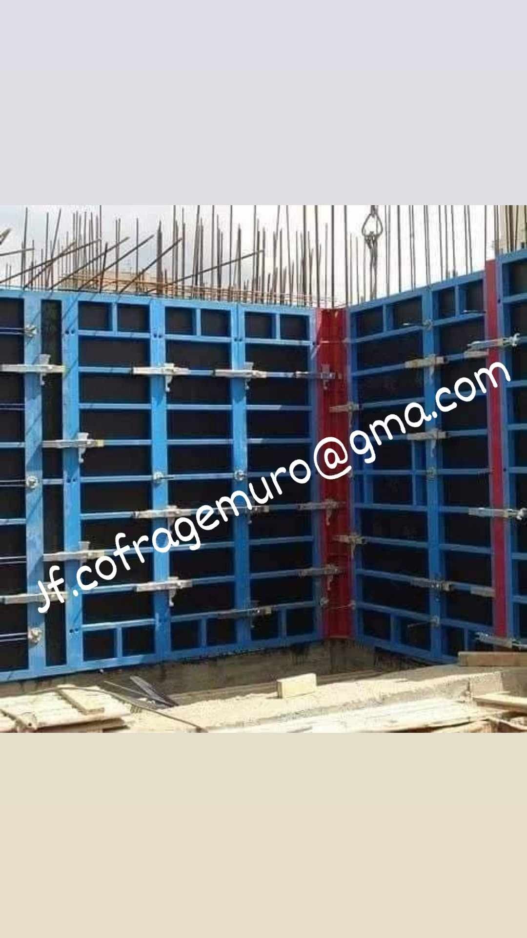 Cofragem de muro em ferro pintado novo e fenolico