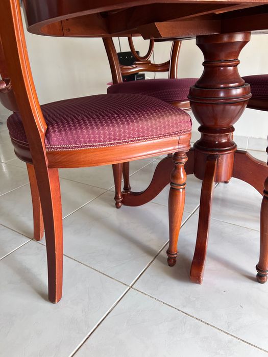Uma mesa de carvalho e quatro cadeiras.