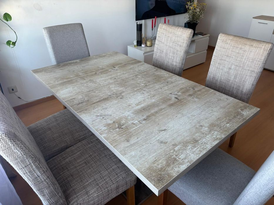 Mesas com cadeirar familiar como novas