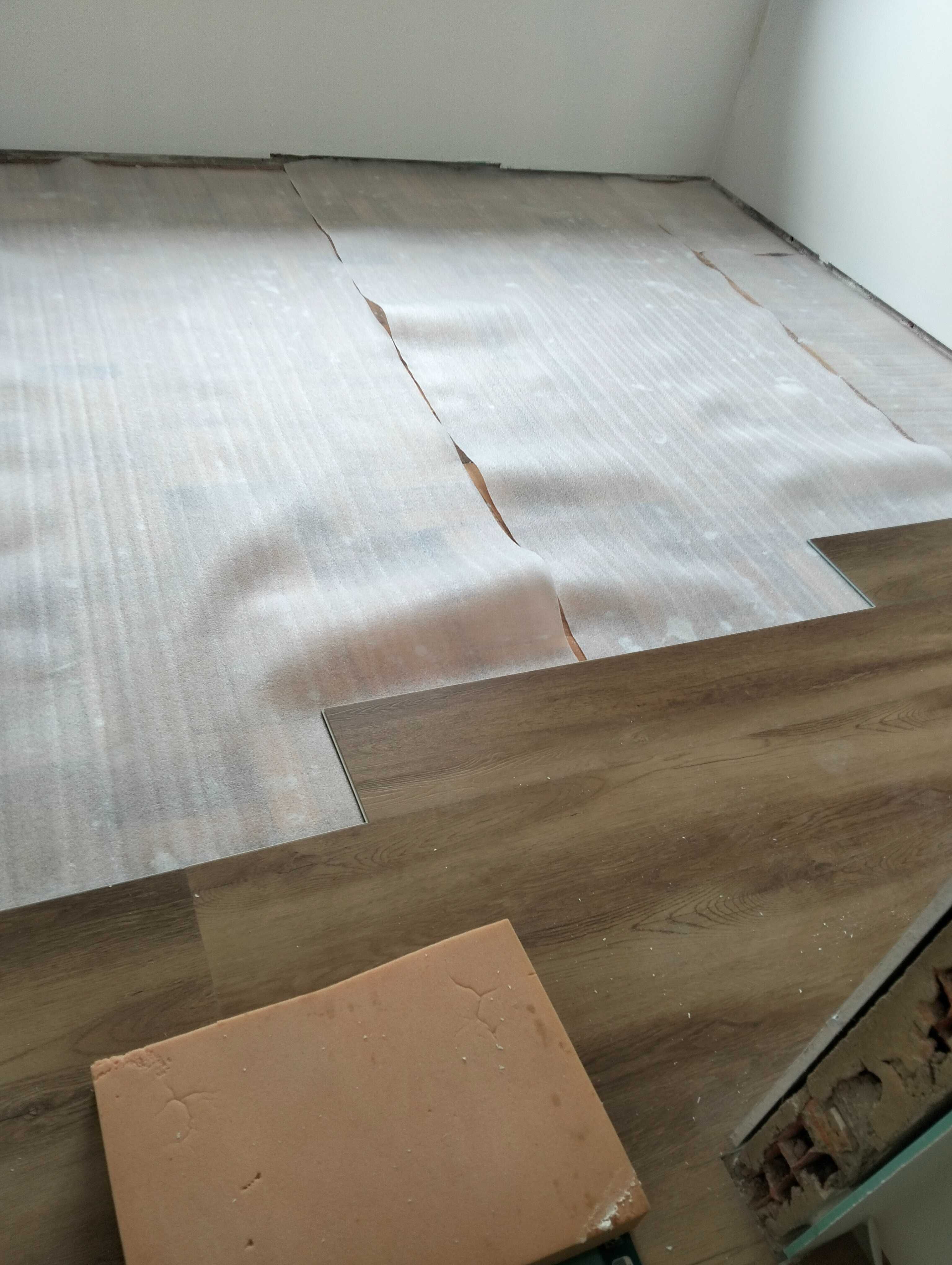 Colocação de flutuante vinílico e serviço de carpintaria