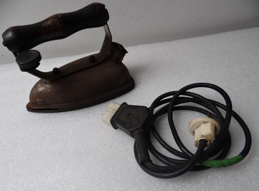 Ferro de Engomar Antigo (+/- 80 anos)