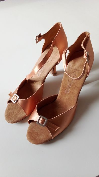 Sandálias novas para dança de salão