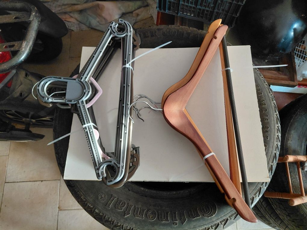 2 Conjuntos de cruzetas para a roupa em bom estado geral