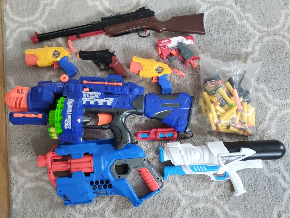 Mega zestaw pistoletów Nerf plus maski plus worek strzałek