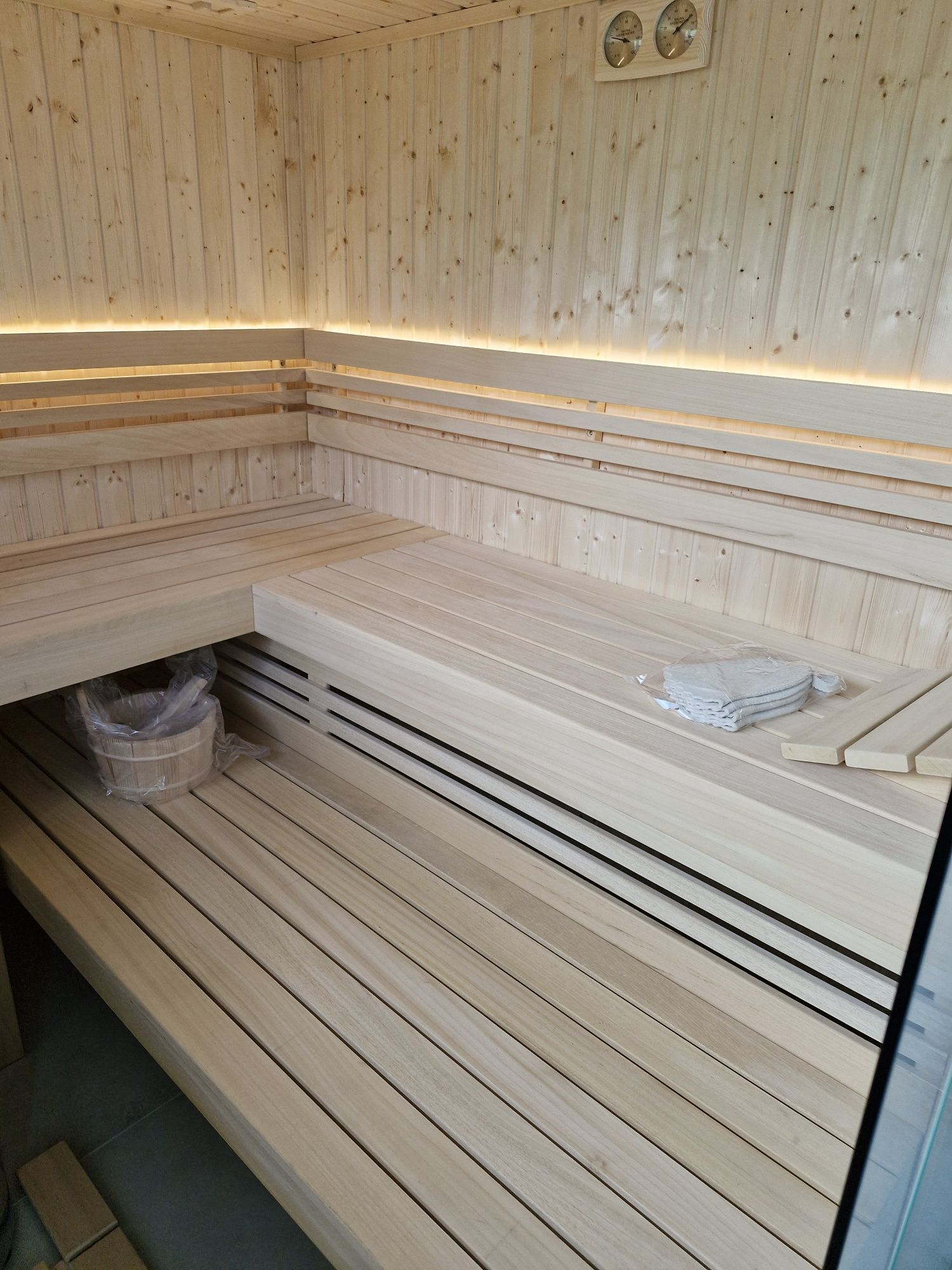 Sauna fińska z przeszkleniem