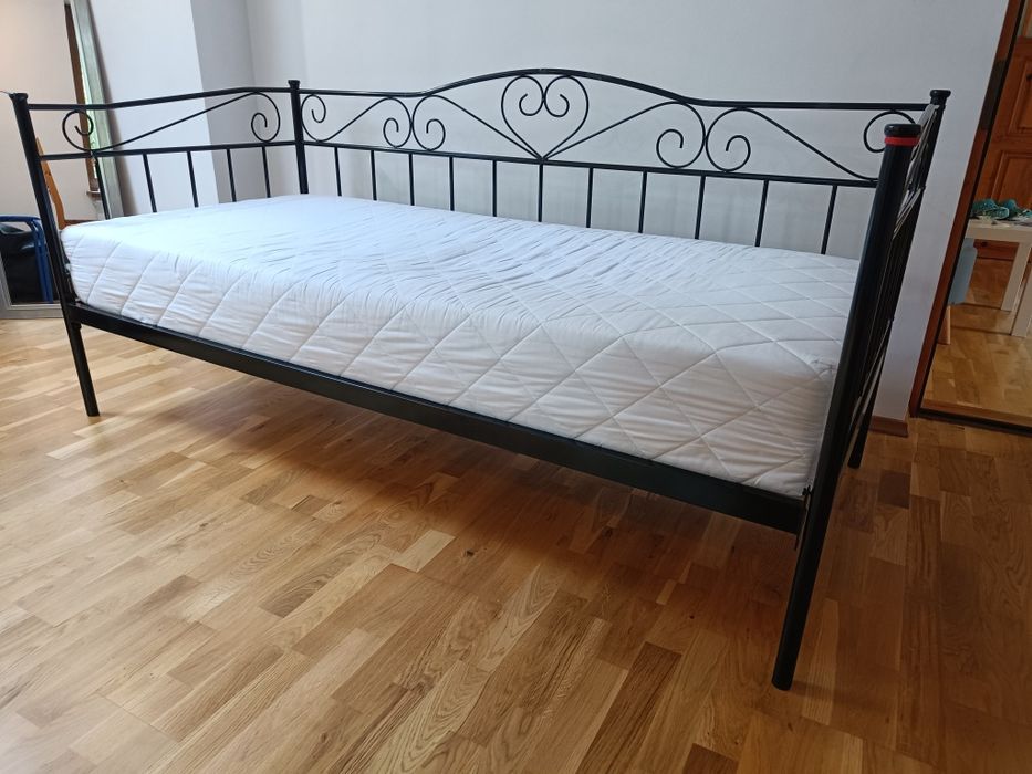 Łóżko metalowe z materacem, młodzieżowe