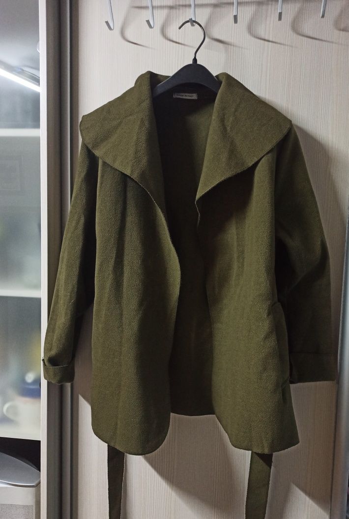 Жіноче пальто темно-зеленого кольору
