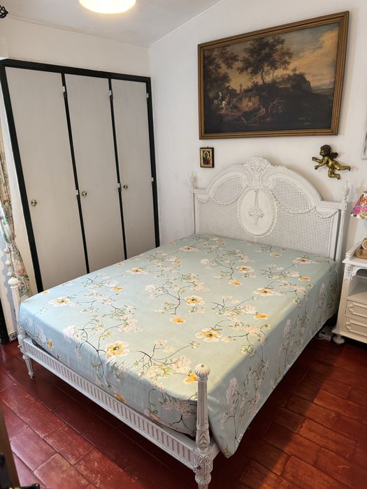 Cama branca em palhinha