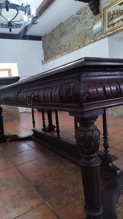 Mesa rústica castanho