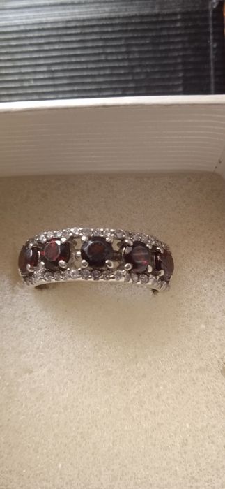 Продам новое  кольцо серебро 925 пробы с  гранатом р.17 вес 3.3